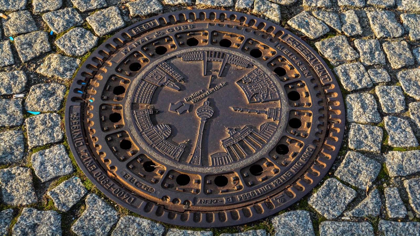 An antique sundial in the foreground with a digital block height counter displayed on a screen in the background, contrasting ancient and decentralized timekeeping
